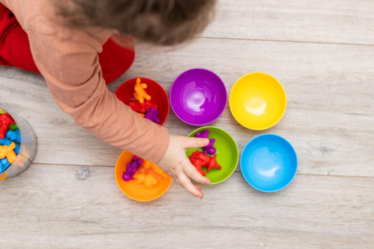 Mi hijo ordena objetos: cuándo forma parte del juego y cuándo conviene observar más
