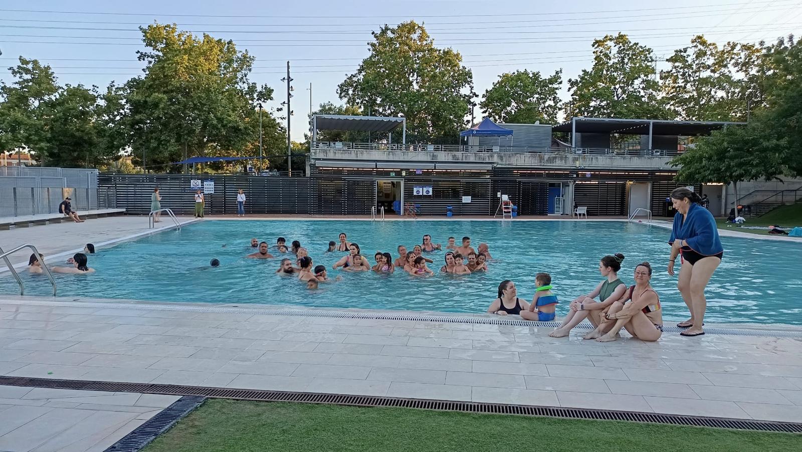Familias disfrutando de la piscina relajada para personas neurodivergentes en Sant Boi