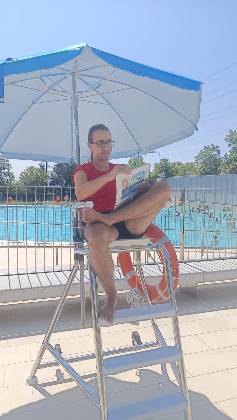 Señal visual del socorrista en la piscina
